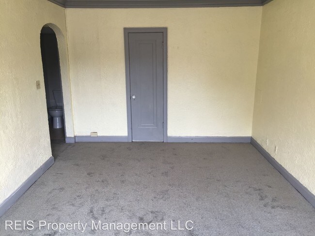 Building Photo - 2431 W Capitol Dr