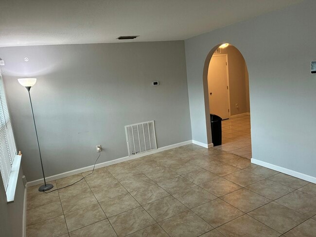 Building Photo - 202 Essex Dr