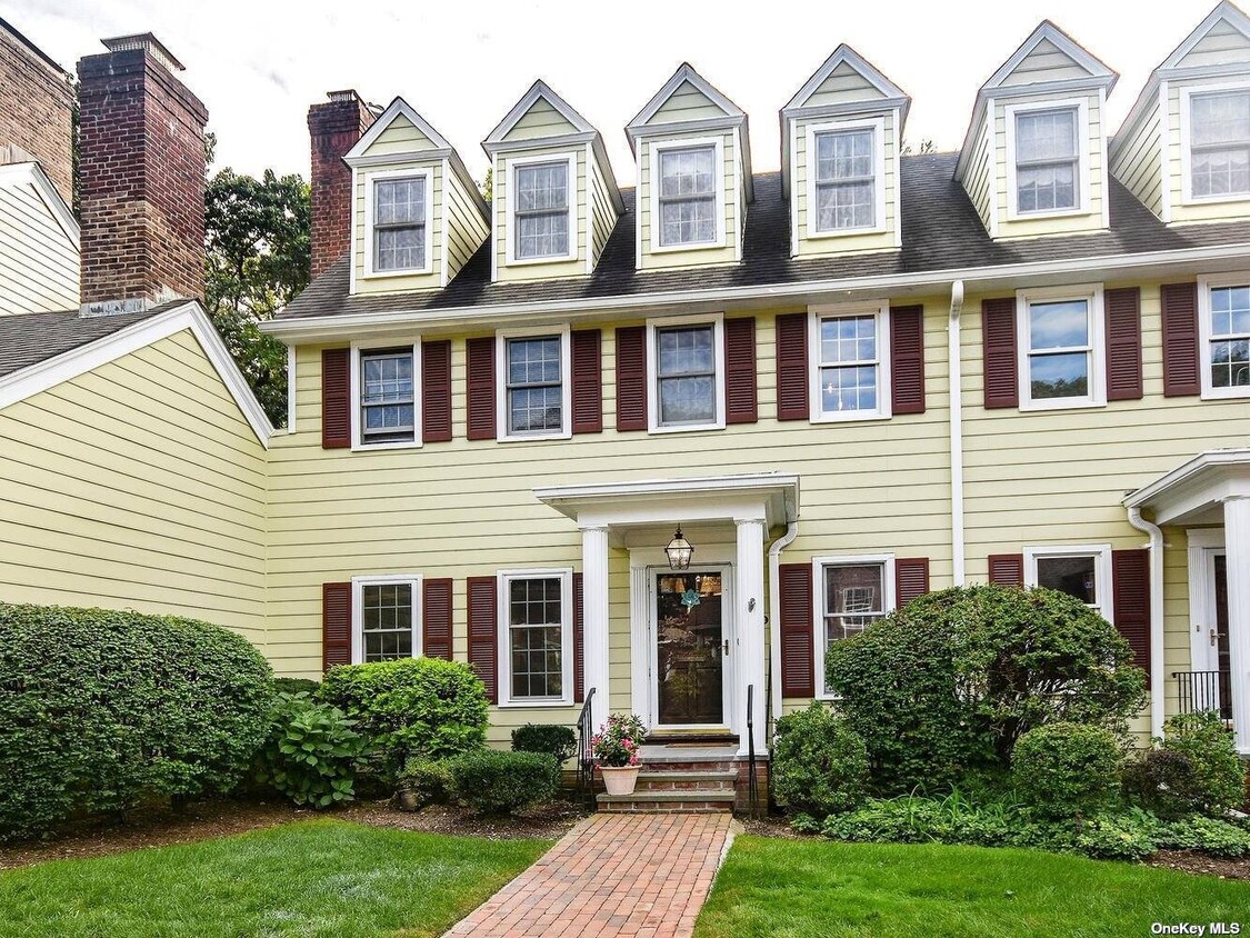10 Duke of Gloucester, Manhasset, NY 11030 Townhome Rentals in
