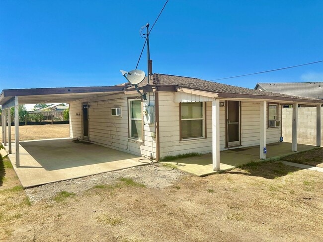 Foto del edificio - 3-Bedroom Pixley Farmhouse on HUGE Lot