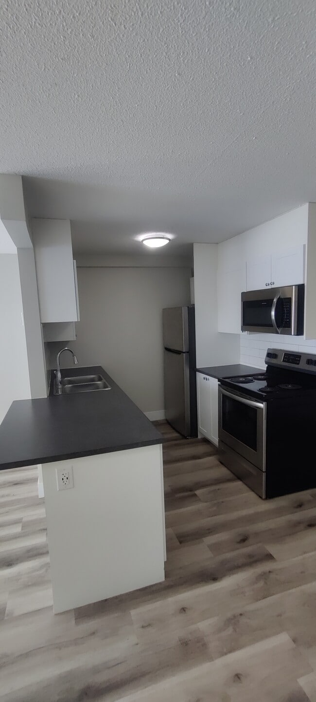 Building Photo - Spacious 3BR Apartment with Modern Finishes & Bright Open Layout