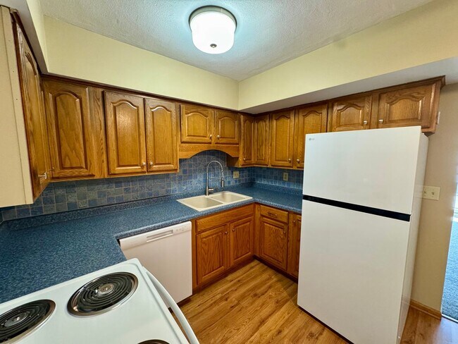 Foto del edificio - Updated 2BR Condo in Fox Meadows – New Flooring + Appliances