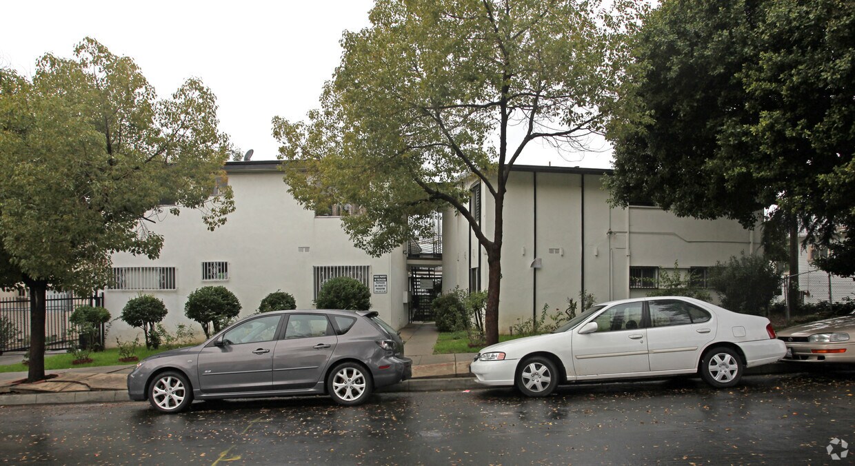Building - 923 Nolden St