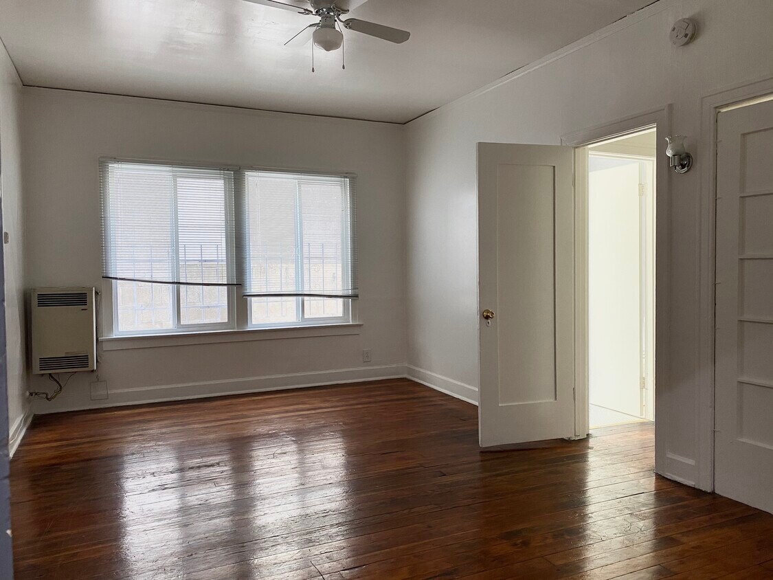 Foto principal - 4152 Rosewood Ave
