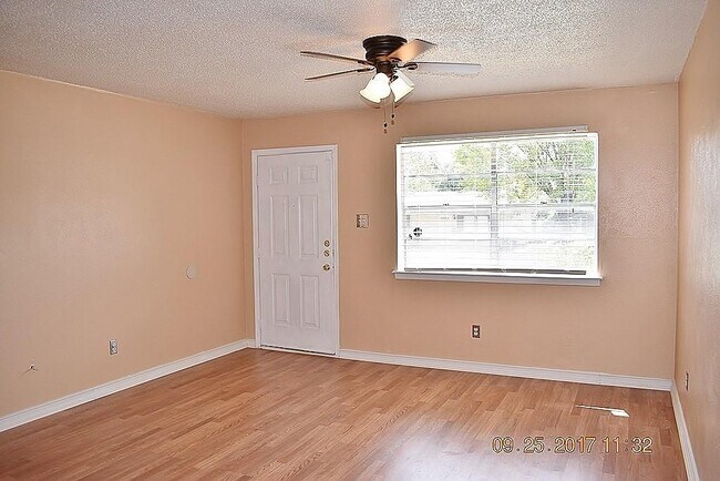 Building Photo - 1139 Hickory Trail