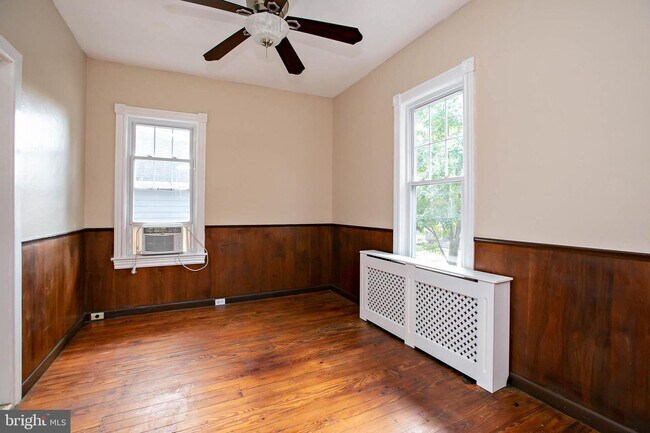 Building Photo - 123 7th Ave
