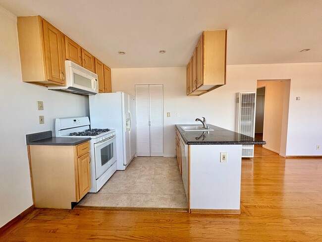 Building Photo - New 2bed/1bath View Flat in Sausalito