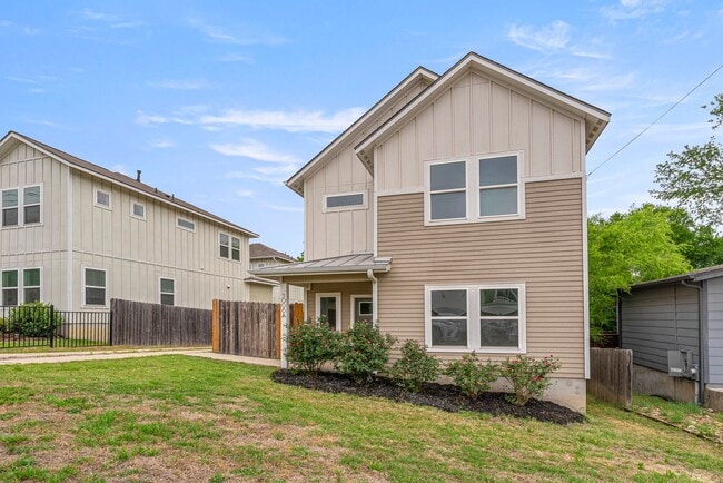 Building Photo - Beautiful 2 bedroom, 1.5 bathroom home in East Austin!!!