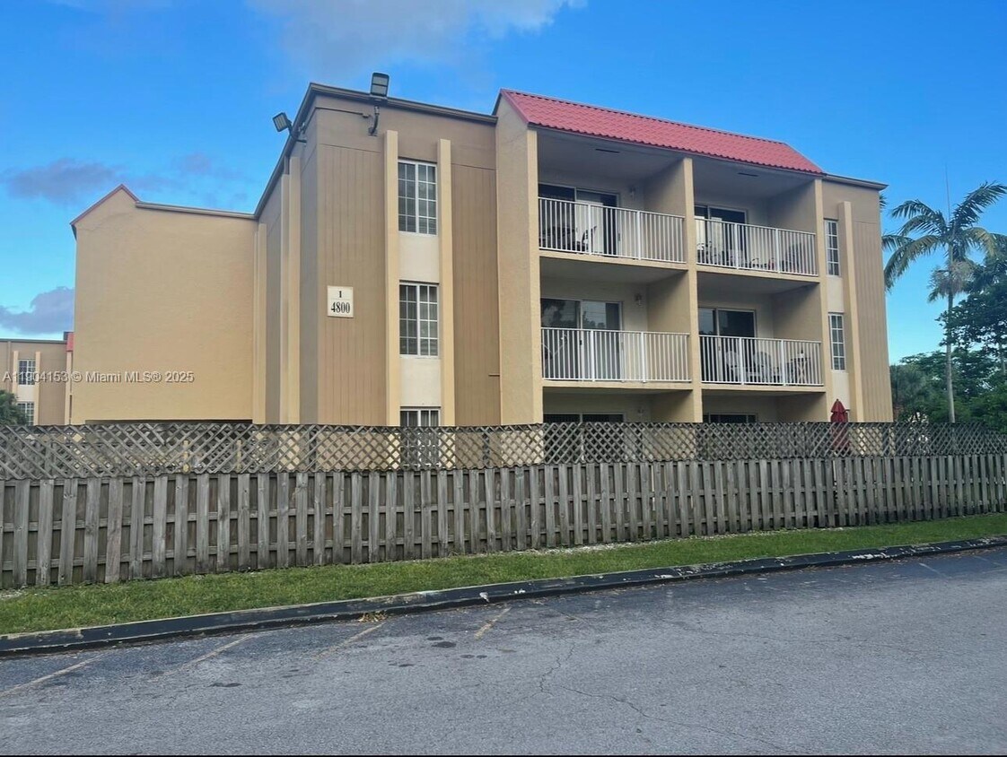 Foto principal - 4800 NW 79th Ave