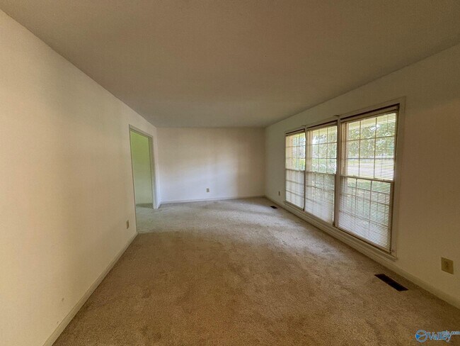 Building Photo - 1925 Lynnbrook Dr SW