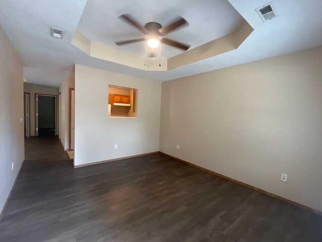 Foto del edificio - Check this out!!! Great duplex ready for y...
