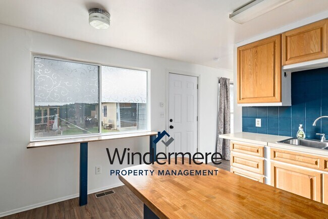 Building Photo - 4 bedroom 1.5 bathroom in the Heart of Oak...