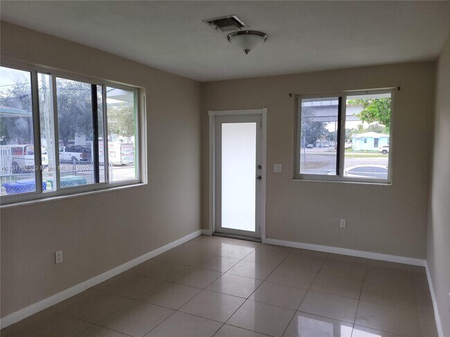 Foto del edificio - 3241 NW 11th Pl