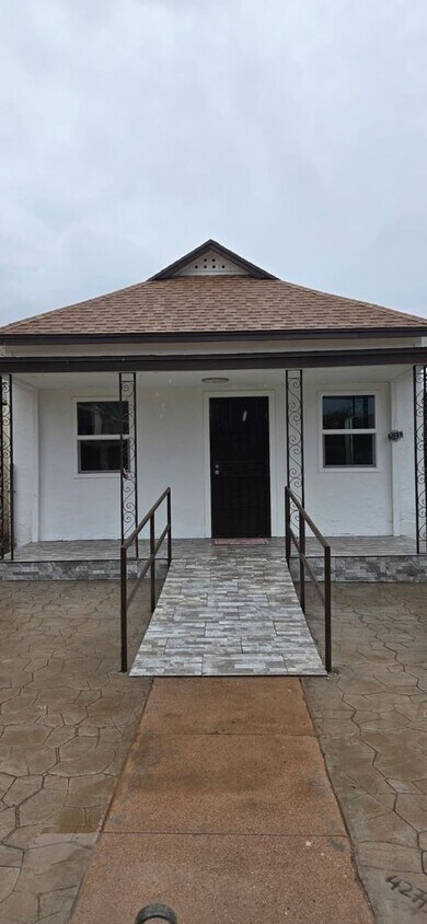 Foto principal - 3 Bedroom 2 Bath Home