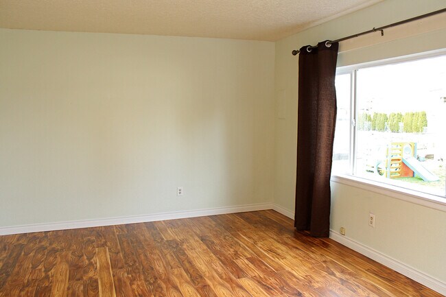 Foto del edificio - 4224-4224 N Commercial Ave