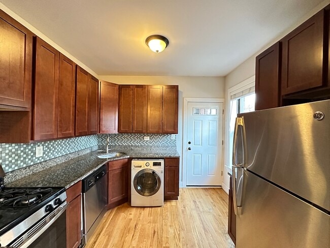 Building Photo - 3535 N Racine Ave