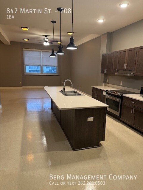 Building Photo - 847 Martin St