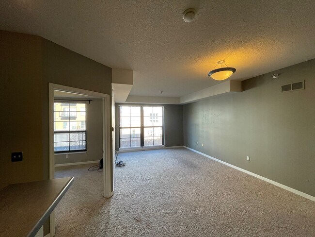 Building Photo - 2566 Ellis Ave