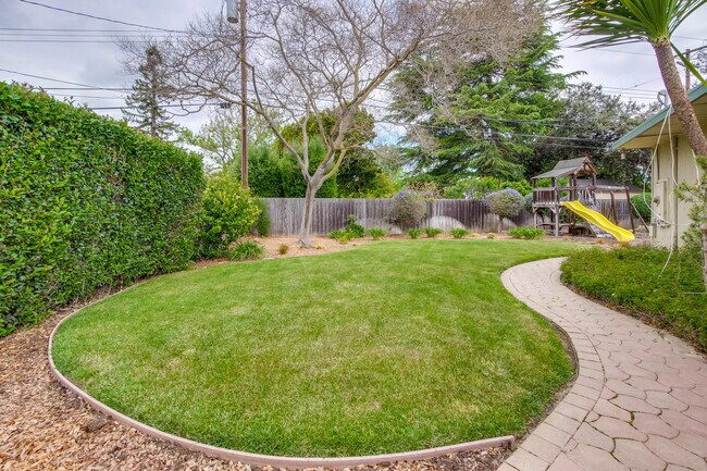 Foto del edificio - 2053 Sandalwood Ct