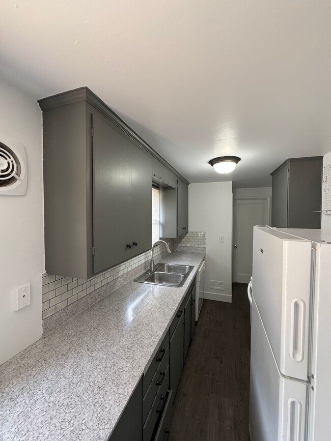 Building Photo - Spacious Two Story (2BR/1BA) Home with Lar...
