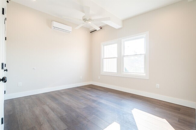 Building Photo - 528 Oak Ave