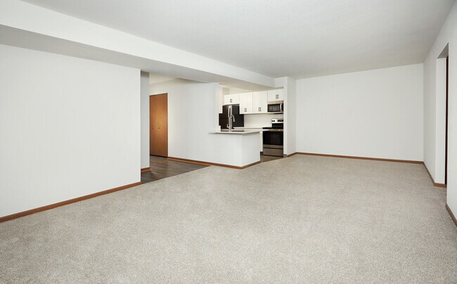 Amplio plano de planta abierto - Churchill Place Apartments