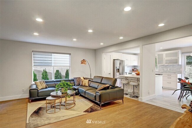 Foto del edificio - Beautifully remodeled 4bd, 3ba home in EVE...