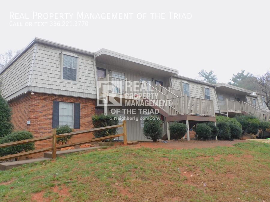 Foto principal - Main level 2BR/1BA unit available now