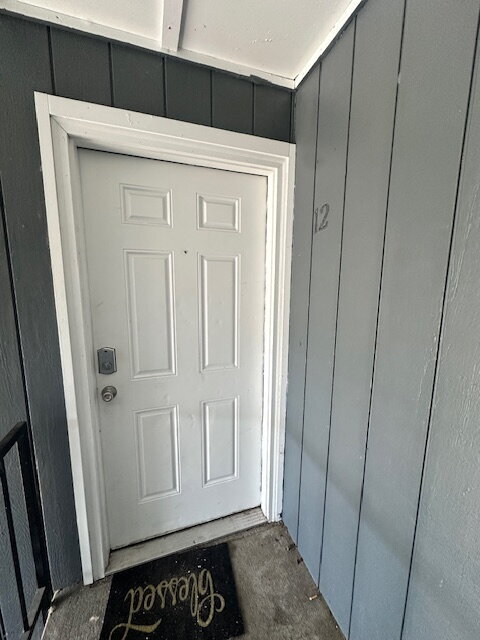 Foto del edificio - 2-Bedroom Apartment, Upstairs, Near Transp...