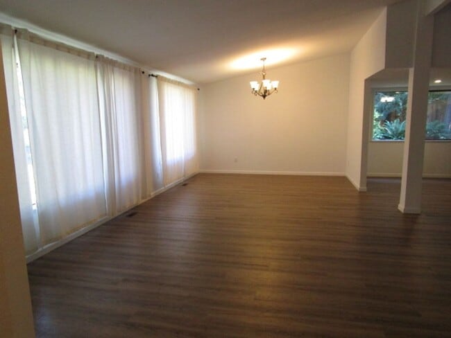 Building Photo - 1009 Chippewa Dr