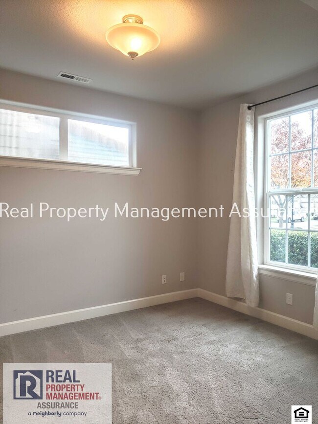 Building Photo - Astounding 2200sq ft 3bd/2.5ba Home Locate...