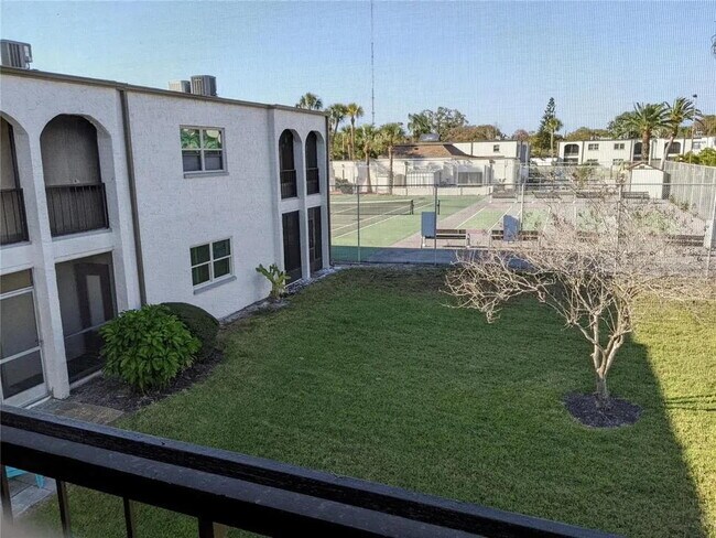 ATRACTIVA VISTA DESDE EL PORCHE - 7701 Starkey Rd