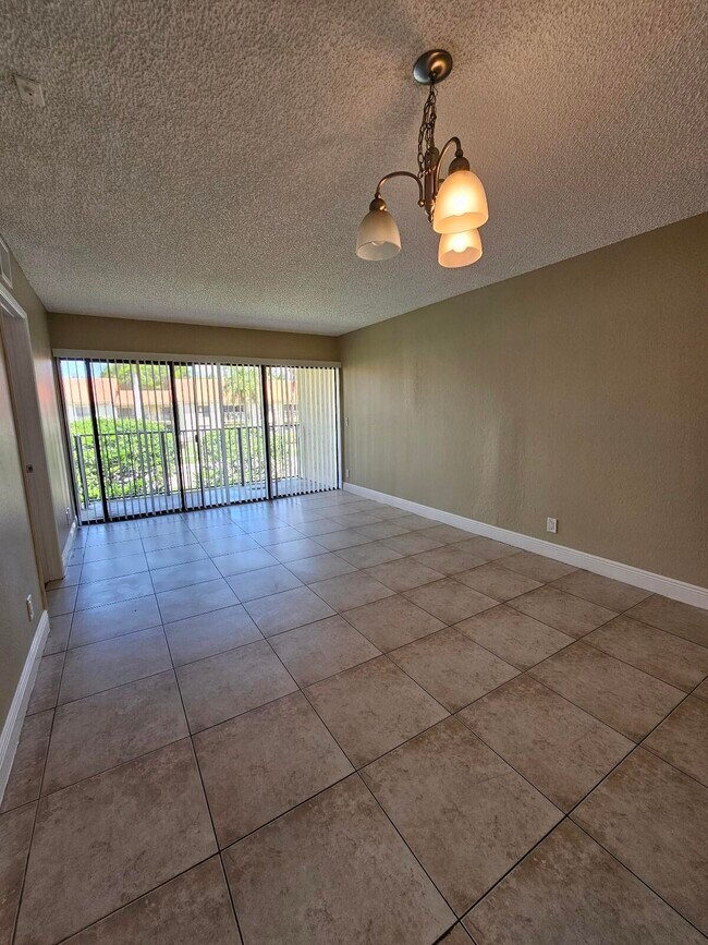 Building Photo - 1447 Lake Crystal Dr