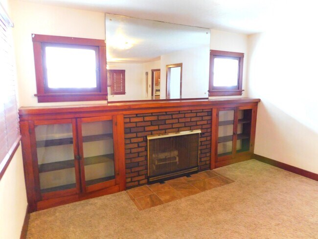 Building Photo - 2207 Lake St