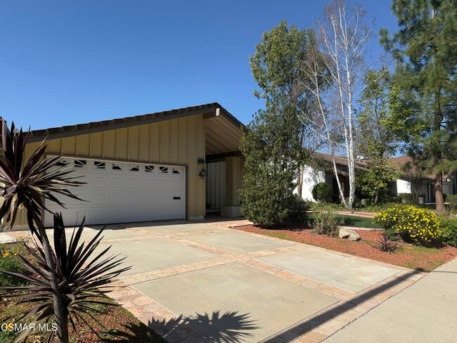 Building Photo - 2923 E Sierra Dr