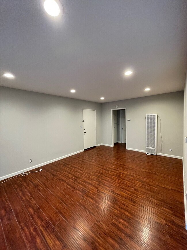 Building Photo - 1421 College View Dr