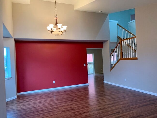 Building Photo - Spacious 4 bed/2.5 Bath Single Family Home Hillsboro