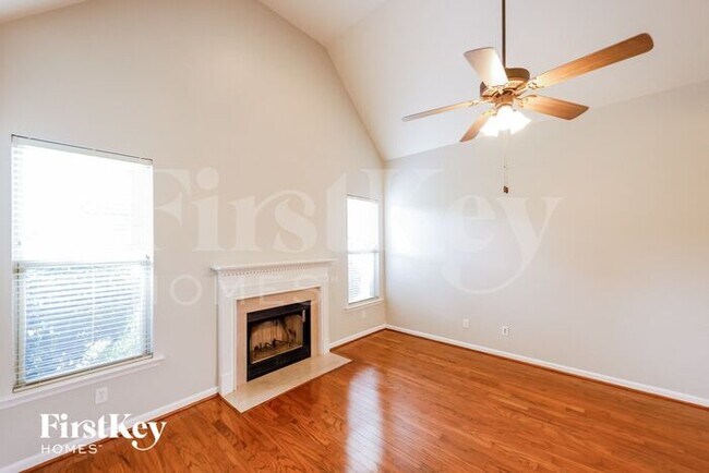 Building Photo - 2072 Shamrock Ln