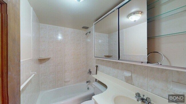 Foto del edificio - 317 W 107th St