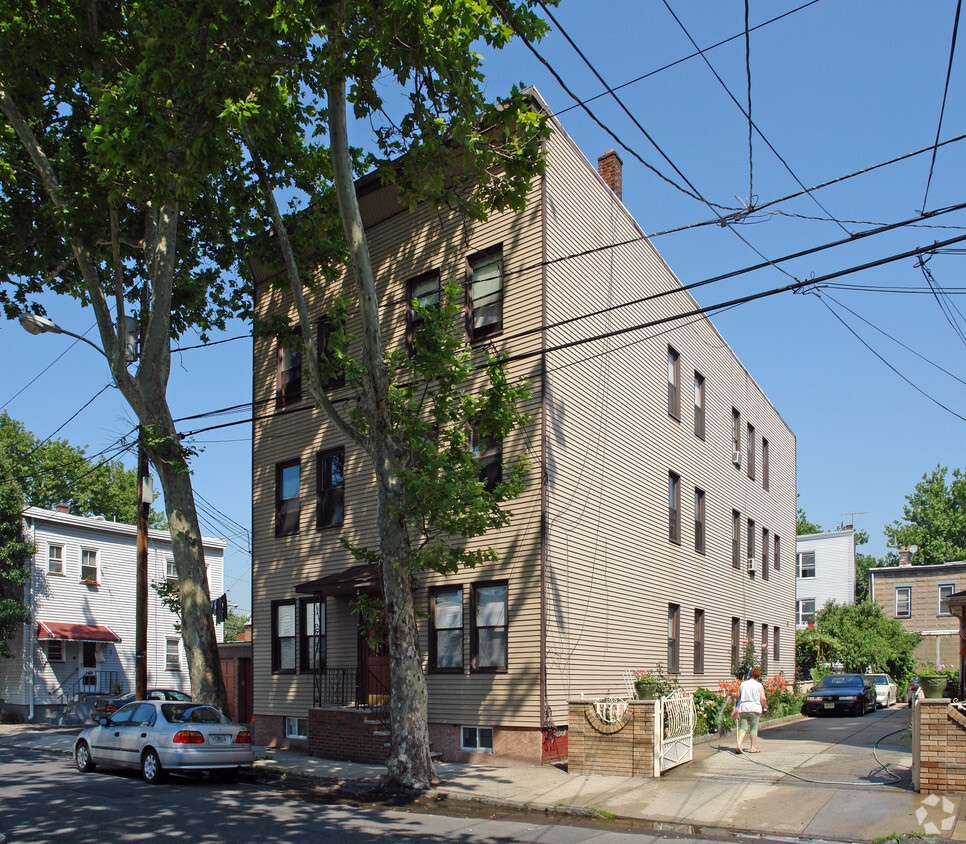 16 Garrison St, Newark, NJ 07105 Apartments in Newark, NJ