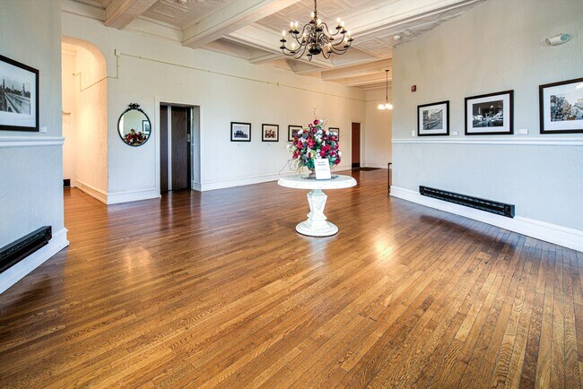 Foto del edificio - Welcome to the Baynard House; Elegant, Spacious & Bright Showing- Coming Soon