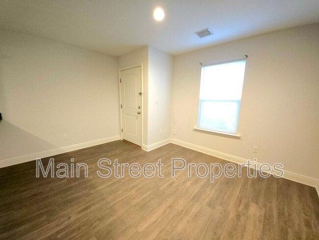 Foto del edificio - 313 N Navy Blvd