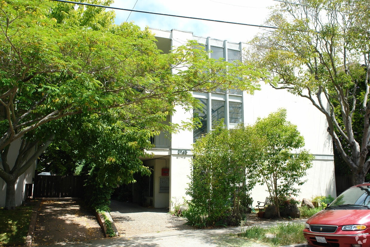 Primary Photo - 2745 Stuart St