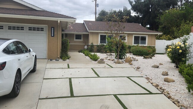 Building Photo - 8601 Santa Susana Plz