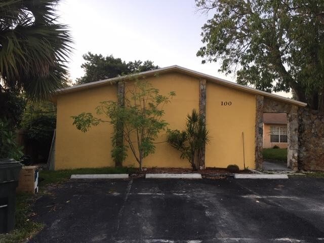 Building Photo - 100 SW 7 Street 1-2 Hallandale Beach FL 33009