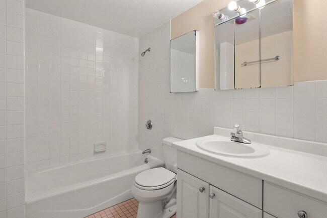 Building Photo - 393 Marlborough St