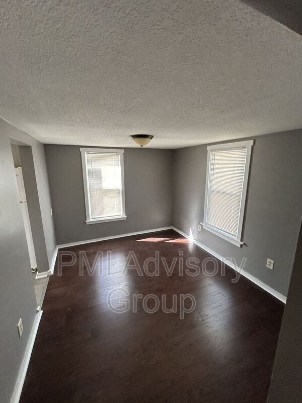 Foto del edificio - 323 1/2 SW Lindenwood Ave