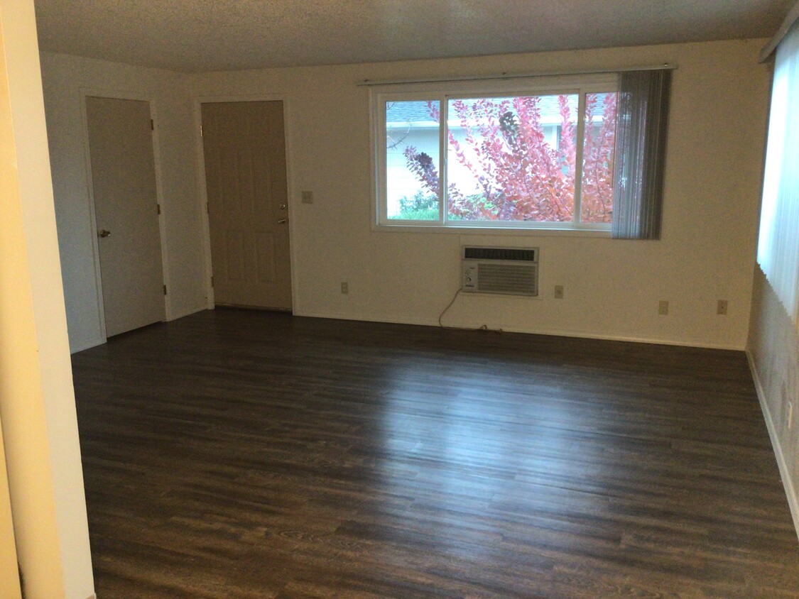 Building Photo - 4808 W Chestnut Ave