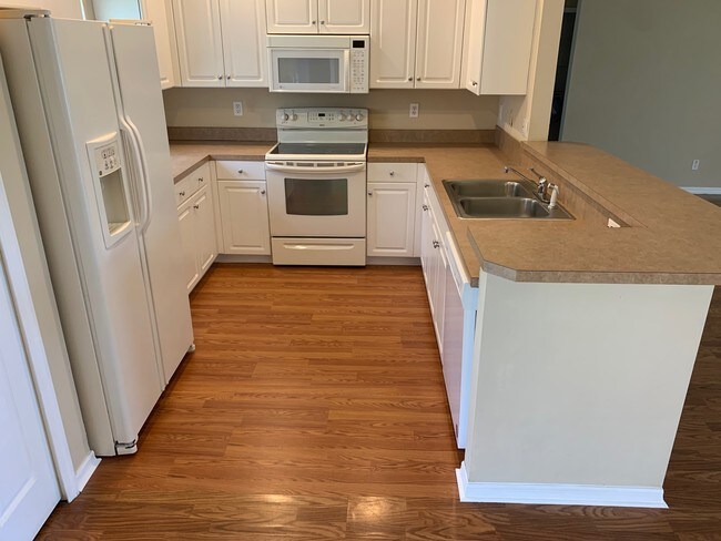 Building Photo - 1233 Damen St E