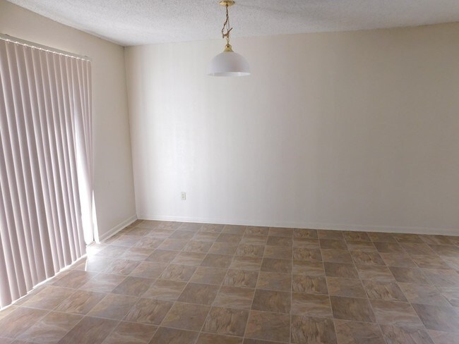 Building Photo - Welcome to 4408 Lake Rd.